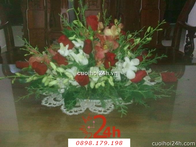 Dịch vụ cưới hỏi 24h trọn vẹn ngày vui chuyên trang trí nhà đám cưới hỏi và nhà hàng tiệc cưới | Hoa hồng đỏ với hoa lan trắng